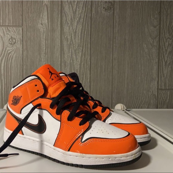 SE turf orange jordan 1 mids✨🧡🍊 - Picture 1 of 4